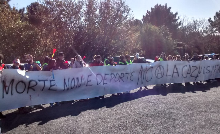 ​(VÍDEO) Colectivos animalistas tratan de boicotear los campeonatos de caza del zorro en Triacastela y Láncara