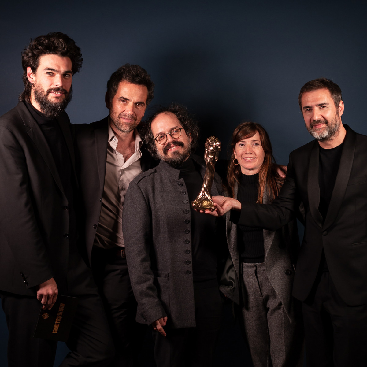 Oliver Laxe y sus compau00f1eros recogiendo el premio Gaudu00ed