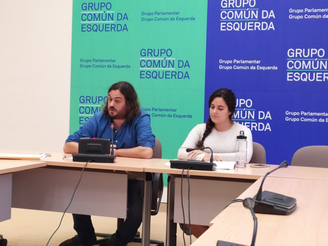 Los diputados de Común da Esquerda Antón Sánchez y Luca Chao en una rueda de prensa