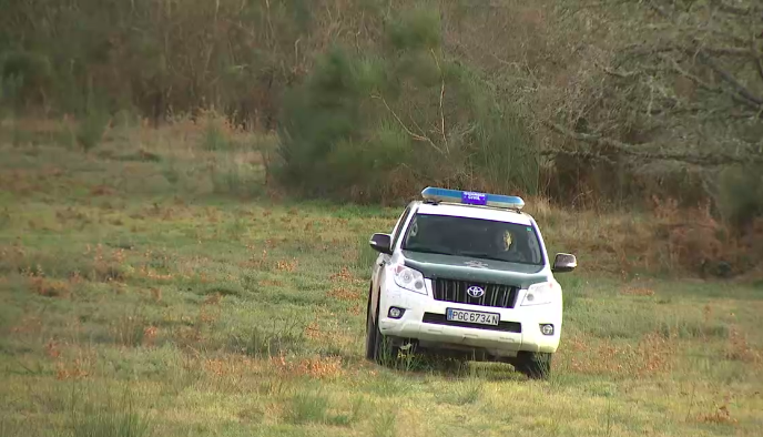 Guardia Civil investigando la zona del supuesto homicidio imprudente de un cazador en San Xou00e1n de Ru00edo en una imagen de la TVG