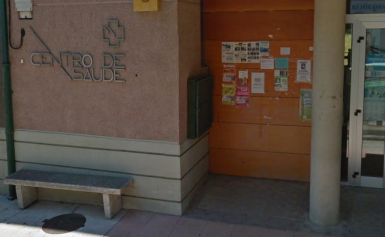 Los vecinos de Touro protestan por la falta de médicos que dicen les forzó a esperar dos semanas por una cita