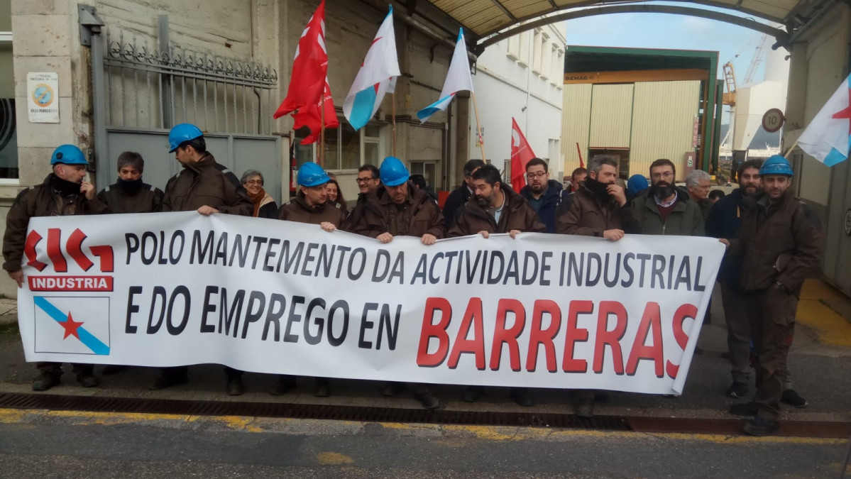 Concentración convocada por la CIG a las puertas del astillero vigués Hijos de J. Barreras, para exigir una solución para la empresa, a las puertas de finalizar su fase preconcursal.