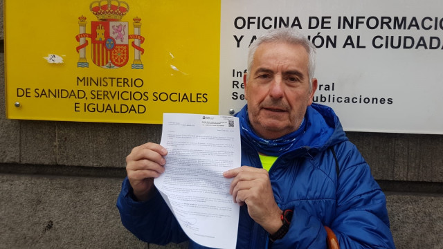 Rogelio Bernardo el padre de una de las víctimas del accidente de Angrois en 2013 con la carta enviada al vicepresidente de Derechos Sociales, Pablo Iglesias.