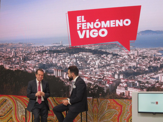 El alcalde Abel Caballero y el humorista Manuel Lago durante la presentación del Ayuntamiento de Vigo en Fitur