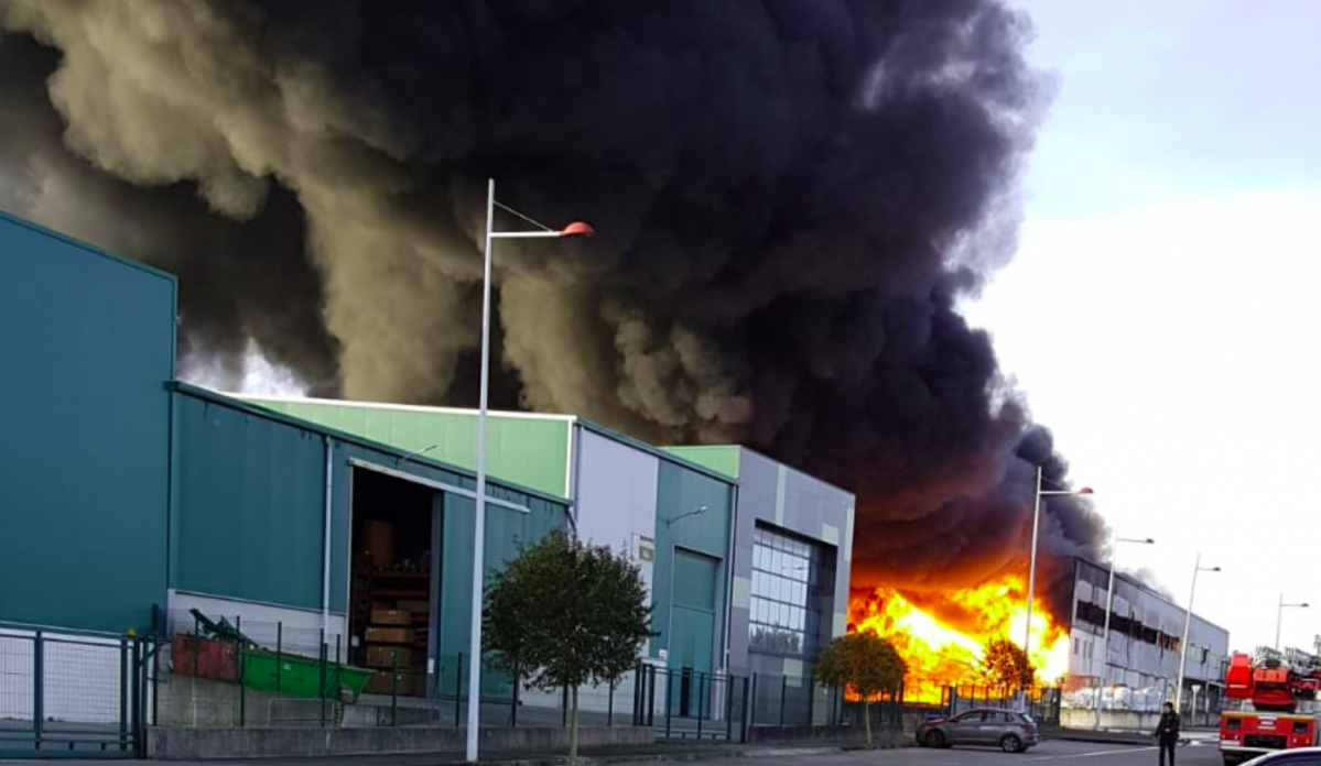 Incendio en Naru00f3n en una imagen de SUP Galicia