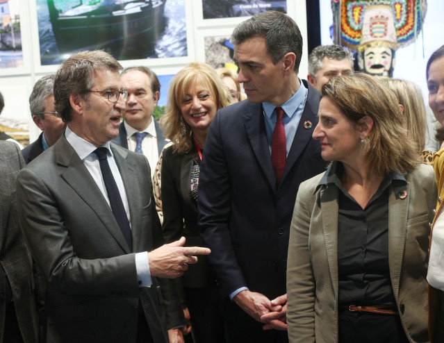 El presidente de la Xunta de Galicia, Alberto Nuñez Feijóo (izq), el presidente del Gobierno, Pedro Sánchez (centro) y la vicepresidenta de Transición Ecológica, Teresa Ribera (dech), hablan durante Fitur 2020
