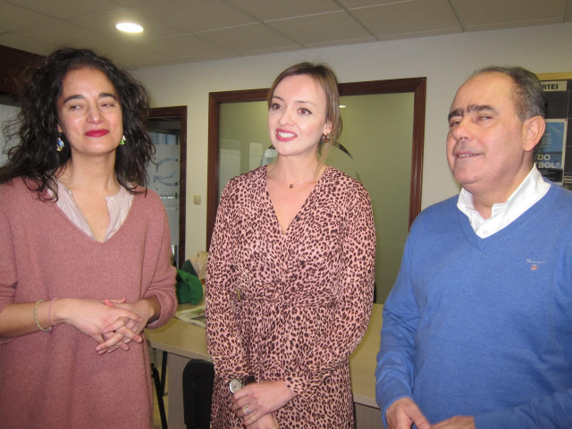La responsable de Emaús, Juncal Blanco, la conselleira de Política Social, Fabiola García, y el director xeral de Inclusión Social, Arturo Parrado, durante la visita realizada a la sede de la entidad