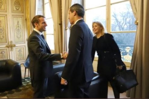 EuropaPress 2610838 Juan Guaidu00f3 y Emmanuel Macron se saludan  (1)