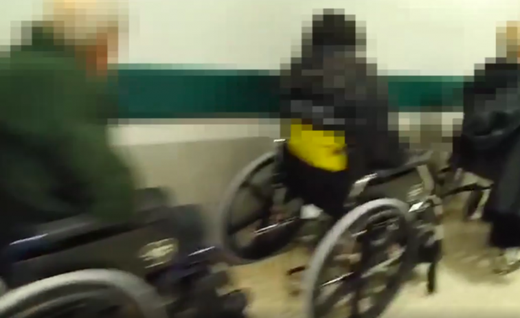 Vídeo de una decena de enfermos en silla de ruedas y camillas en el pasillo muestra  