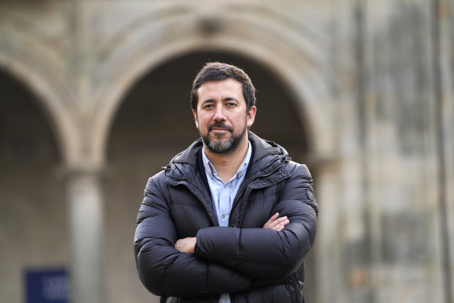 El secretario general de Podemos en Galicia, Antón Gómez-Reino, posa tras una entrevista con Europa Press, en la plaza de Quintana de Santiago de Compostela/Galicia (España) a 23 de enero de 2020.