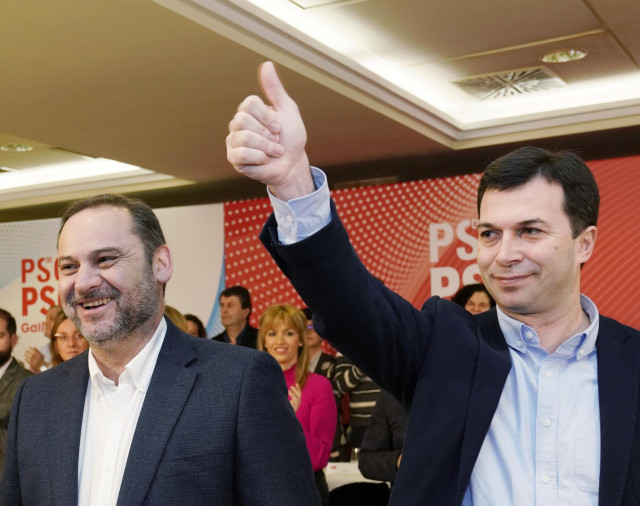 (I-D) El secretario de Organización del PSOE y ministro de Transportes, José Luis Ábalos, saluda junto al secretario general del PSdeG, Gonzalo Caballero,  en el Comité Nacional del PSdeG en Santiago de Compostela (Galicia / España) a 25 de enero de 2020.