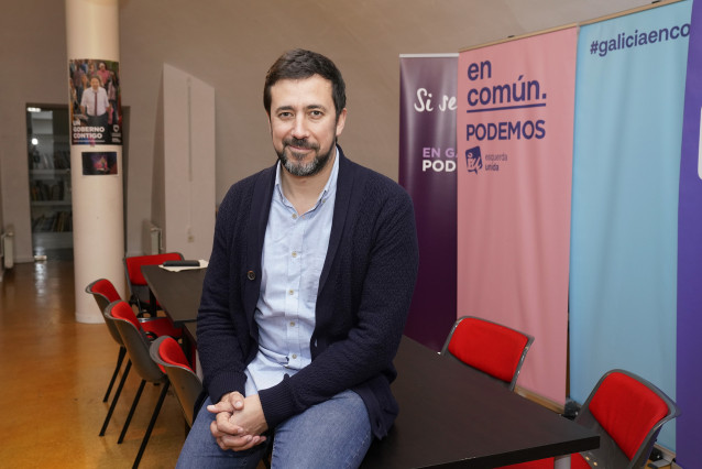El secretario general de Podemos en Galicia, Antón Gómez-Reino, posa tras una entrevista con Europa Press, en la sede del partido en Santiago de Compostela/Galicia (España) a 23 de enero de 2020.