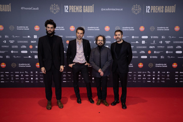 El director de la película 'O que arde' Oliver Laxe (1i) junto al director de fotografía Mauro Herce (2i), posan en el photocall de los XII Premios Gaudí que concede la Academia del Cine Catalán, en Barcelona (España), a 19 de enero de 2020.