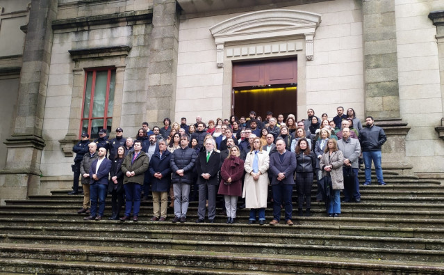 Concentración a las puertas del Parlamento de Galicia en repulsa del crimen de una mujer a manos de su pareja en A Pastoriza (Lugo)