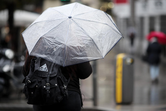 Una persona pasea con paraguas para protegerse de la borrasca `Gloria´ que deja fuertes lluvias en la capital, en Madrid (España), a 24 de enero de 2020.