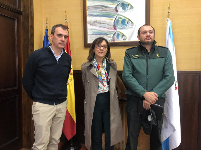 El alcalde de Tui, Enrique Cabaleiro,  la subdelegada del Gobierno en Pontevedra, Maica Larriba, y representantes de la Policía Local, la Guardia Civil y la Policía Nacional participaron en la junta local de seguridad