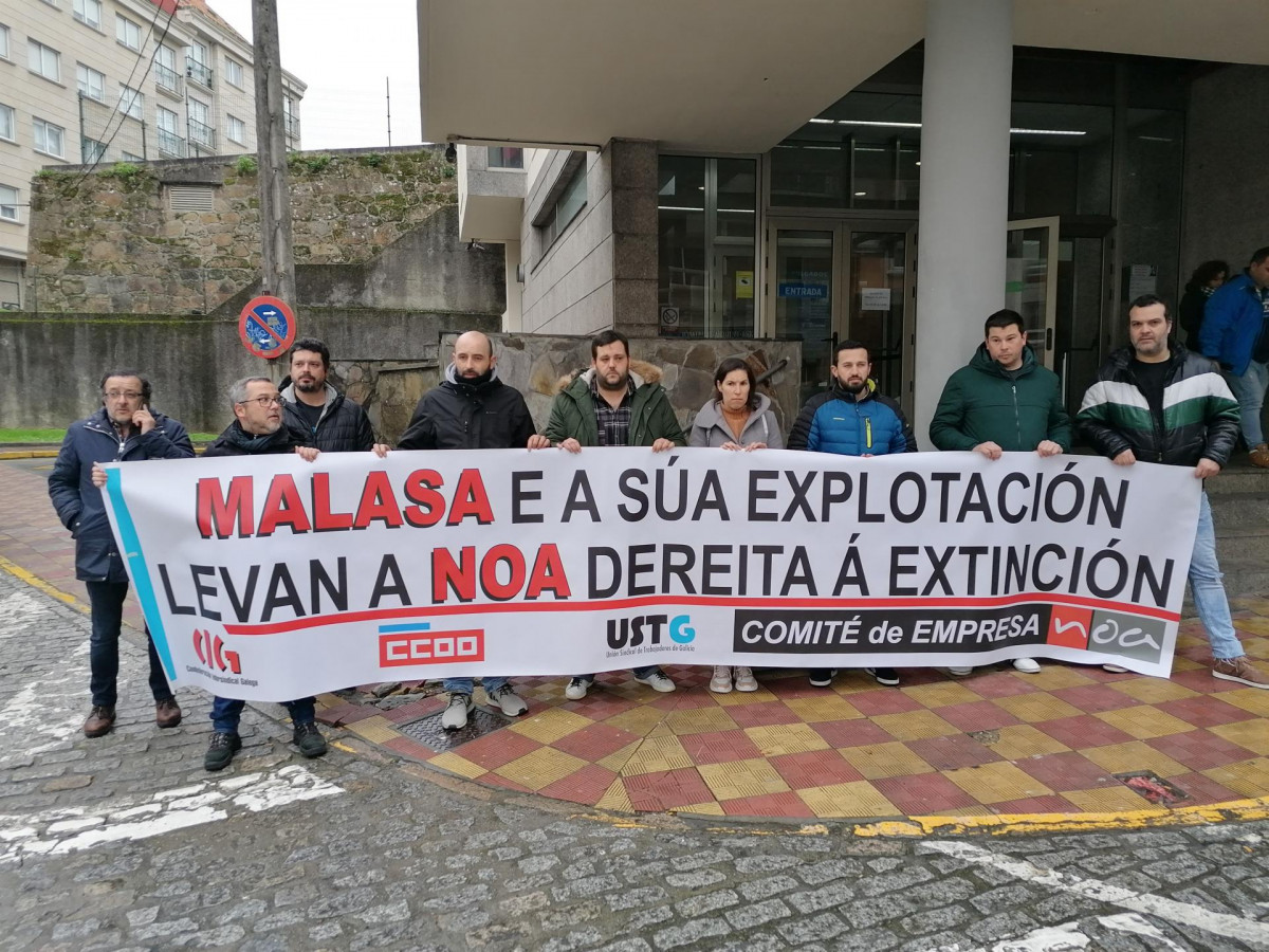 Concentración a las puertas de los juzgados de delegados de Noa Madera Creativa.