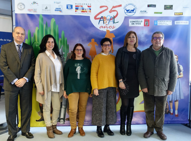 Responsables de la asociación Aboal, junto a la concejal de Política Social, Yolanda Aguiar, durante la presentación del musical solidario 'El Mago de Oz'.