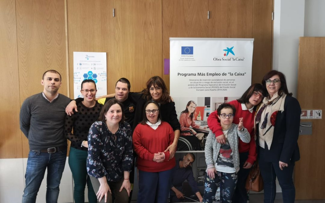 Representantes de laCaixa visitan la Asociaciu00f3n de Amicos en Boiro