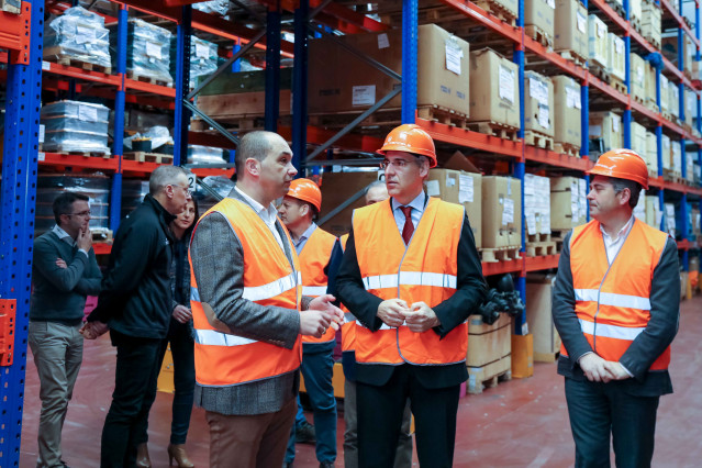 El conselleiro de Economía, Francisco Conde, visita la planta de TMC en Tordoia.