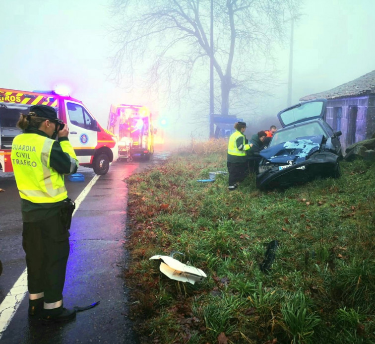 Un coche queda empotrado debajo de un camión en un accidente que deja dos heridos en Cualedro