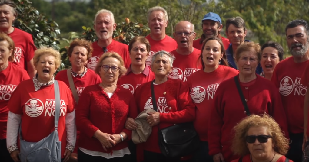 Vecinos de Touro en una protesta en un vu00eddeo de Lentes Diverxentes