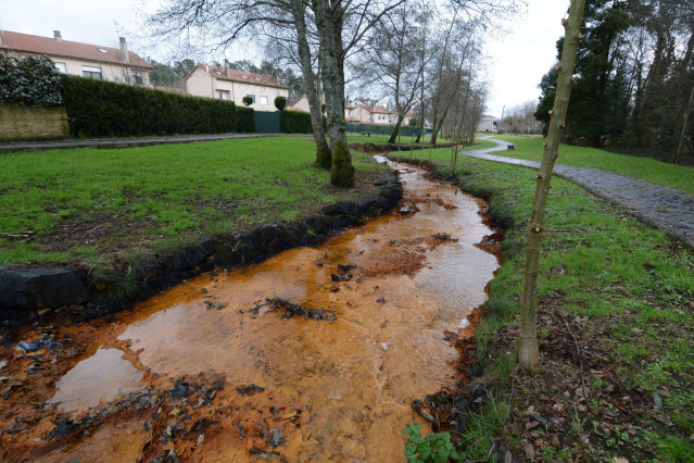Contaminación minera en el río Portapego a su paso por Touro