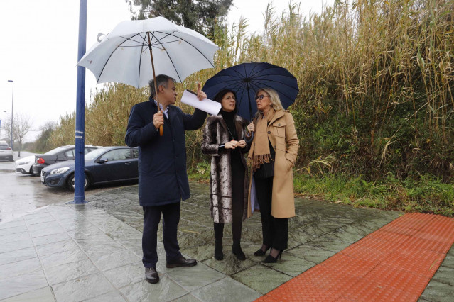 La conselleira de Medio Ambiente, Territorio e Vivenda, Ángeles Vázquez, en Navia, con la delegada de la Xunta, Corina Porro.