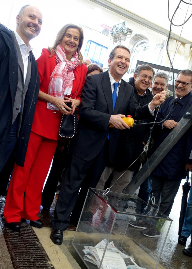 El alcalde de Vigo, Abel Caballero, junto a David Regades, Carmela Silva y varios ediles, en el acto de colocación de la primera piedra de la reforma de Porta do Sol.