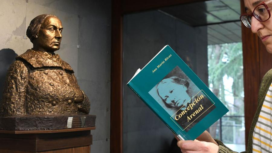 Busto de Concepcion Arenal en la USC
