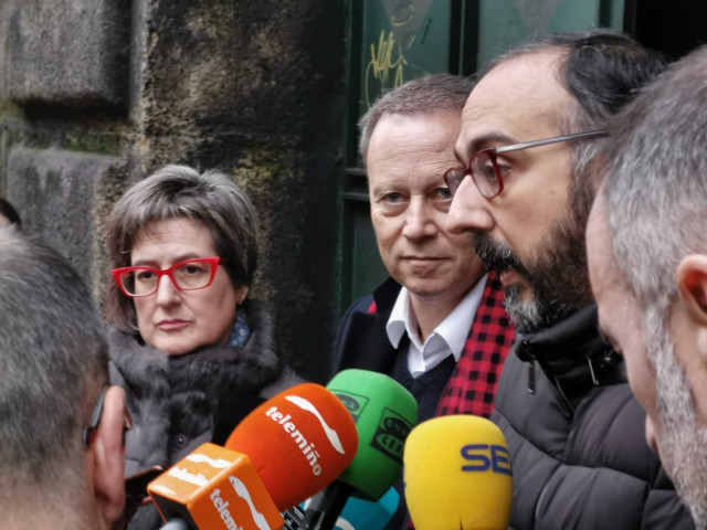 El concejal ourensano Javier Rey, Rafa Villarino y Rosa Martínez compareciendo ante los medios de comunicación