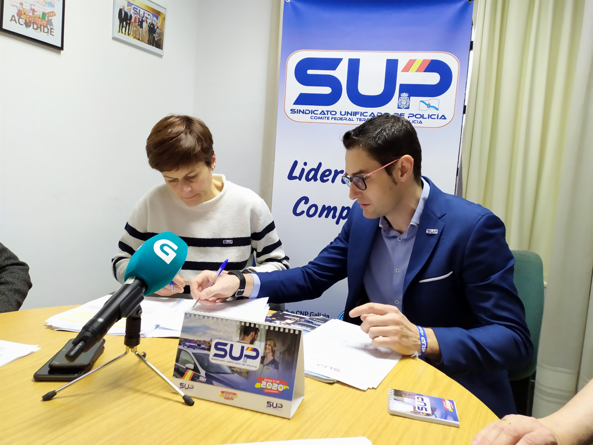 El secretario federal territorial del Sindicato Unificado de Policía en Galicia, Roberto González, y la responsable de Organización, Sandra Castro, en rueda de prensa