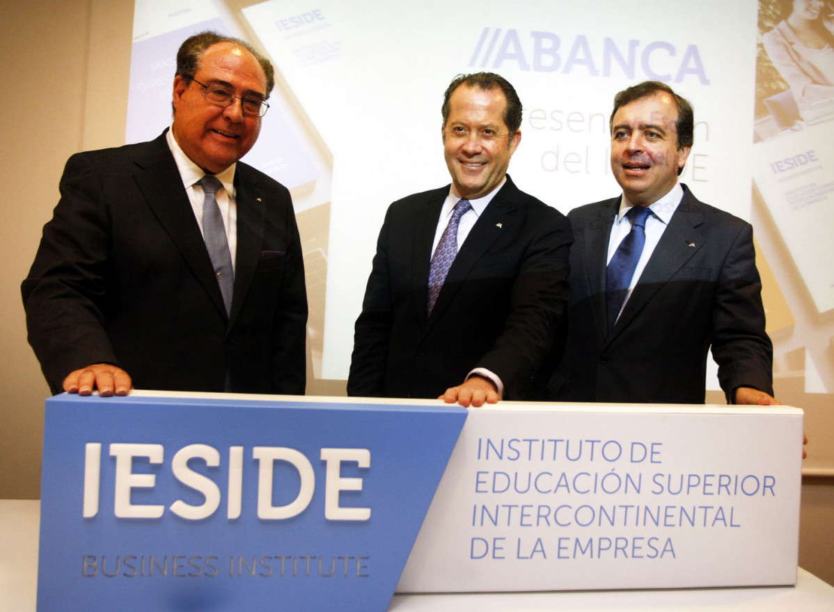 Escotet, en el centro, dueño de ABANCA con el logo de IESIDE, germen de la futura nueva universidad