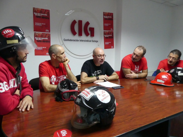 O secretario comarcal da CIG en Vigo, Alberto Gonçalves, e unha representación dos bombeiros da cidade.