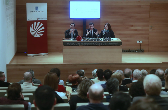El conselleiro de Cultura e Turismo, Román Rodríguez, junto al director de Agadic, Jacobo Sutil, y la comisaria del Xacobeo 2021, Cecilia Pereira, durante la reunión con los representantes de los ayuntamientos para presentarles 'Xacobeo en Camiño'