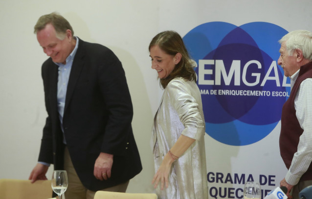 La conselleira de Educación, Carmen Pomar, acompañada por los doctores de la Universidad de Connecticut, presenta el proceso de implantación y adaptación del programa Semgal