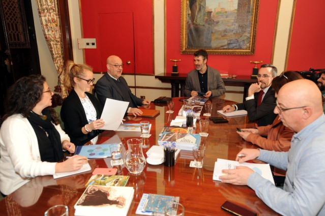 El concejal de Urbanismo, Juan Manuel Díaz Villoslada, asiste a una reunión del Eixo Atlántico