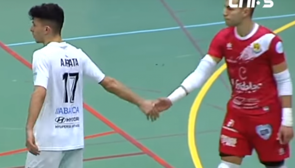 El portero rival agradece el gesto del delatero del Futsal Pirata