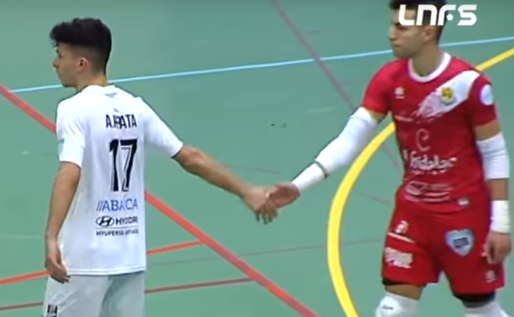 El portero rival agradece el gesto del delatero del Futsal Pirata