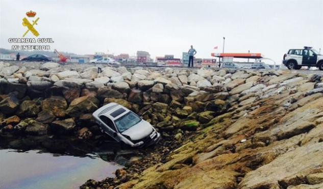 Rescatan dúas persoas de dentro dun coche que foi ao mar en Cabo de Cruz (A Coruña)