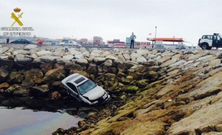 Rescatan dúas persoas de dentro dun coche que foi ao mar en Cabo de Cruz (A Coruña)