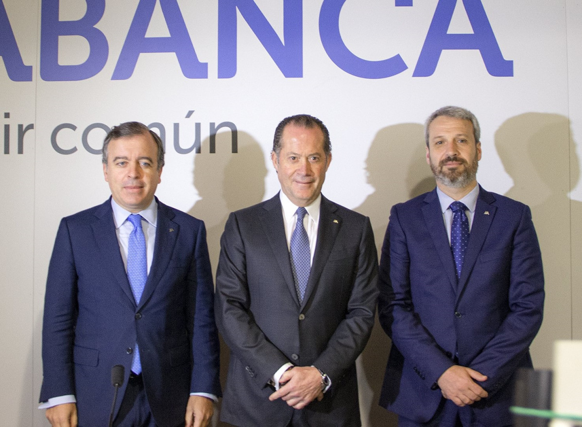 El consejero delegado de Abanca, Francisco Botas; el presidente de Abanca, Juan Carlos Escotet; y el director general financiero, Alberto de Francisco, en la presentación de resultados de 2019