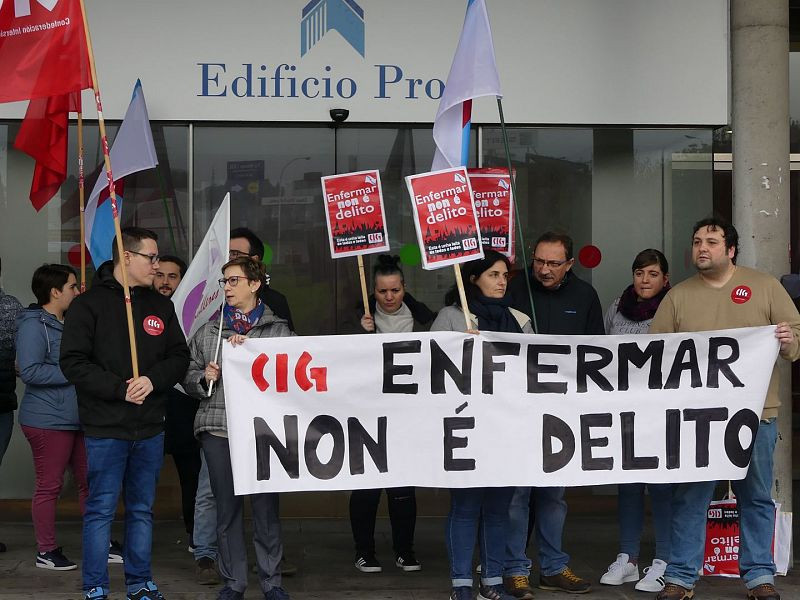 Enfermar non u00e9 delito, pancarta de la CIG en una pasada huelga en EXTEL