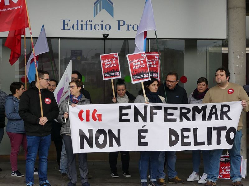 Enfermar non u00e9 delito, pancarta de la CIG en una pasada huelga en EXTEL
