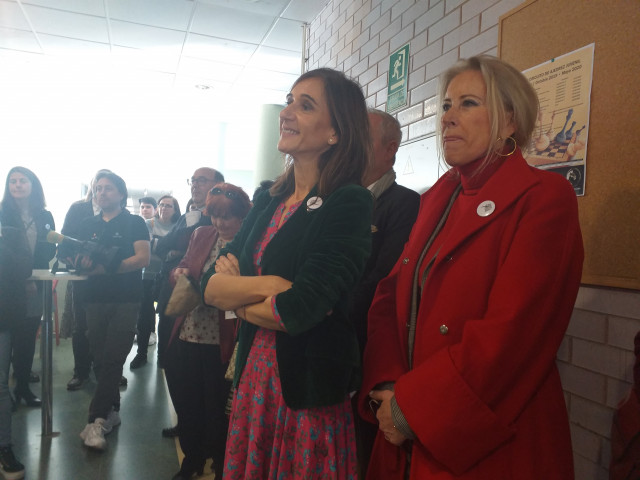La conselleira de Educación, Carmen Pomar, y la delegada de la Xunta en Vigo, Corina Porro, en el IES de Valadares.