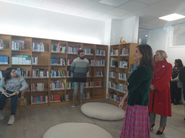 La conselleira de Educación, Universidade e Formación Profesional, Carmen Pomar, y la delegada territorial de la Xunta, Corina Porro, durante una visita al IES de Valadares (Vigo) para inaugurar la nueva biblioteca.