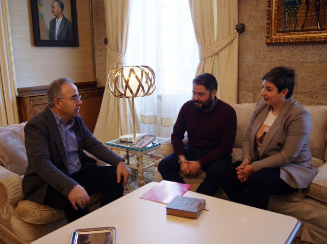 El Alcalde de Santiago de Compostela, Xosé Sanchez Bugallo, junto con los representantes de AJE Galicia este miércoles en la reunión en la que presentaron el Congreso Internacional.
