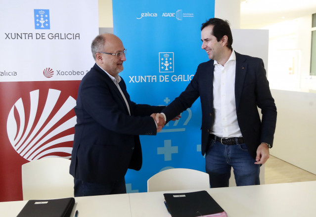 El concejal de Cultura, Abel Losada, y el director de la Agadic, Jacobo Sutil, durante el encuentro en el que han firmado el convenio