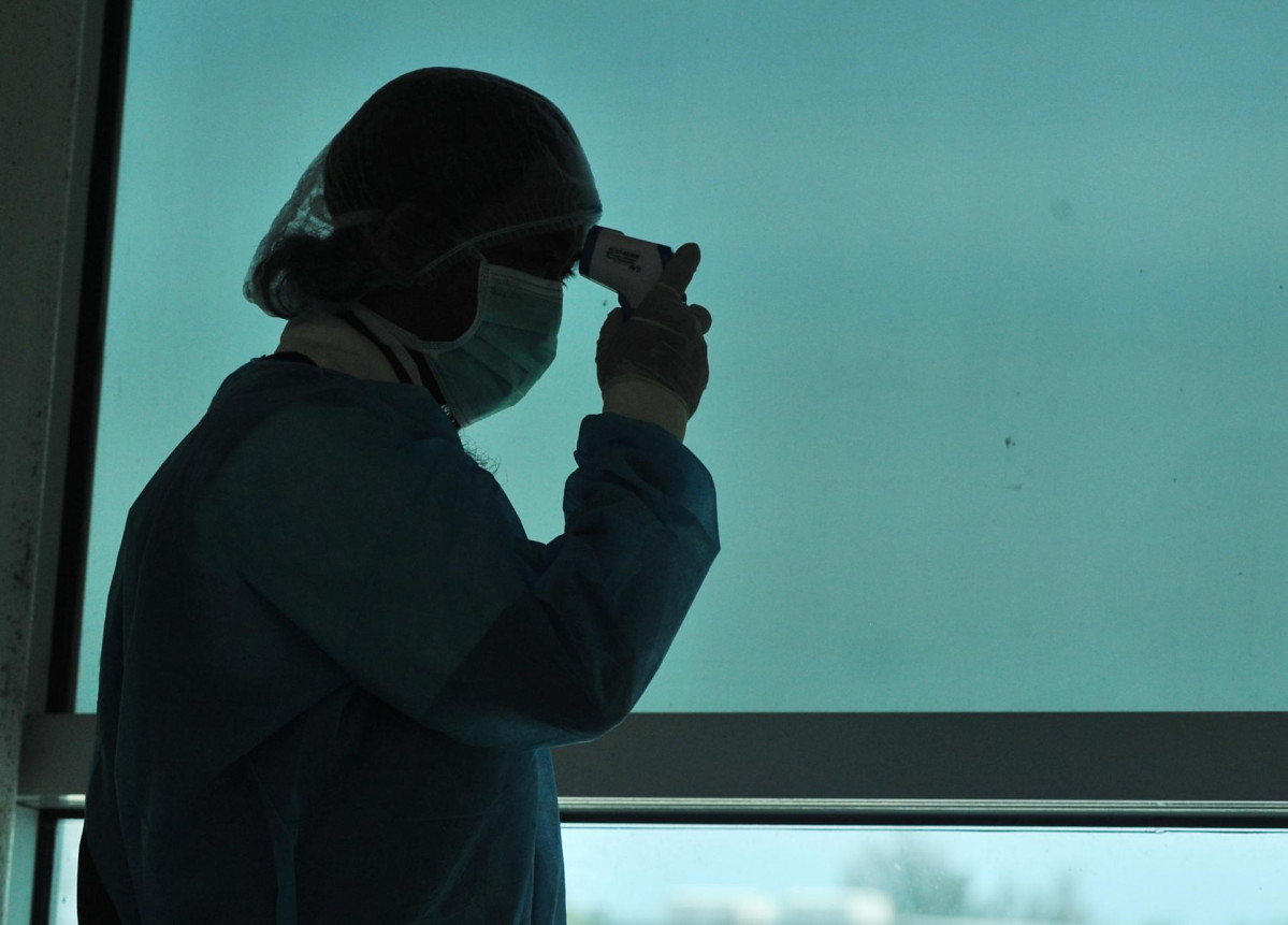 Personal mu00e9dico usa un termu00f3metro durante los controles sobre el Coronavirus en Malasya en una foto de Muqtadir Halim