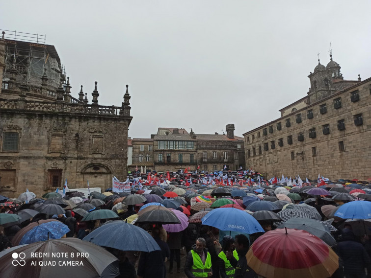 Miles de gallegos exigen una sanidad pública y digna llenando las calles de Santiago